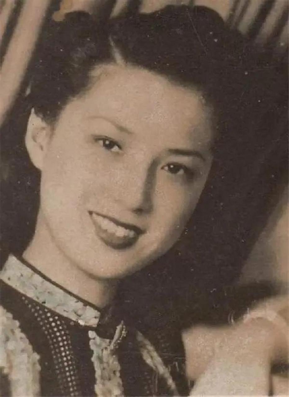 她出身青楼，被夫家认定无法生育遭休弃，改嫁广东将军连生十一子女，百姓尊称她为“广