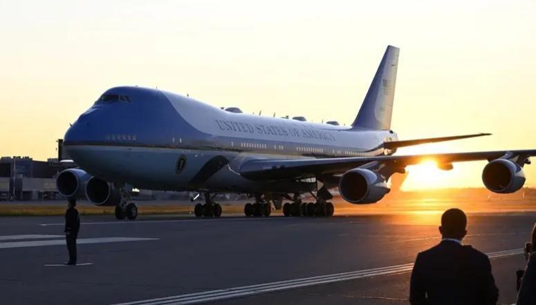 空军一号要改色

美国空军宣布，其所属行政运输机队将采用全新涂装方案，包括新一代