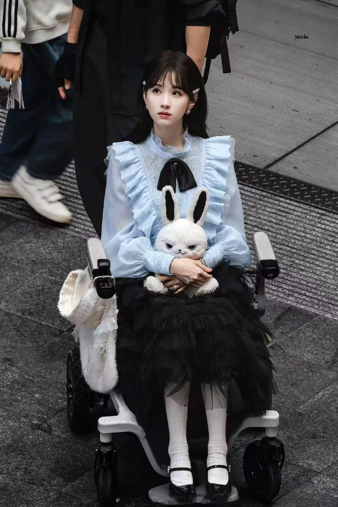 陈都灵白幼薇新造型今天也没变成玩偶呢 片场路透解锁新穿搭，陈都灵化身抱兔轮椅小公