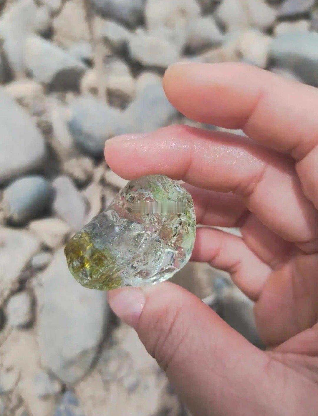 不明白就问在河边玩捡到一个奇怪的石头，本来以为是玻璃，但仔细看又不像，很好奇这是