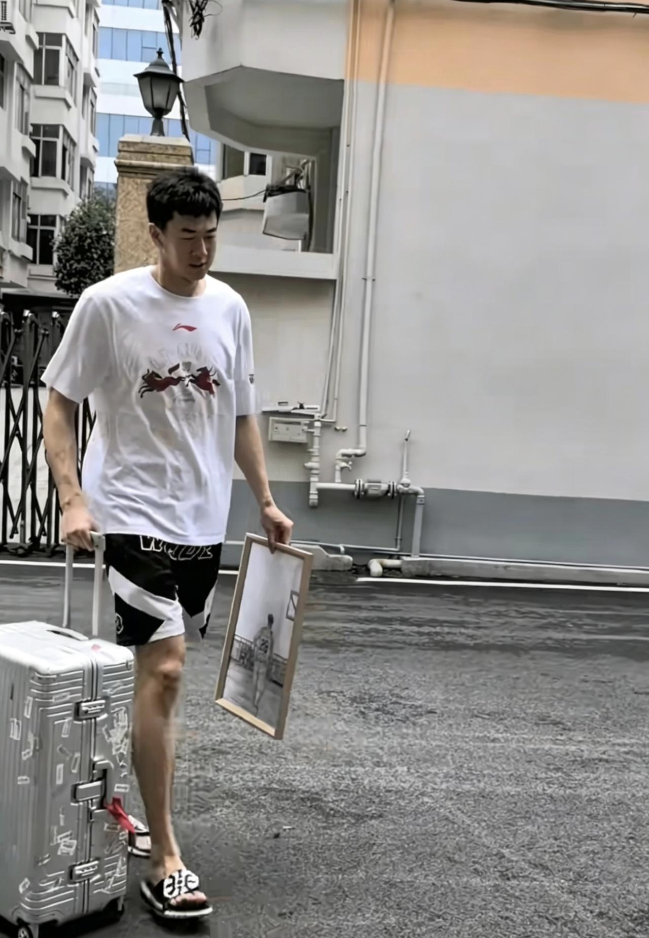 王少杰离开宏远俱乐部，这个节点对广东球迷来说还是有点复杂

他在广东这两年，不算