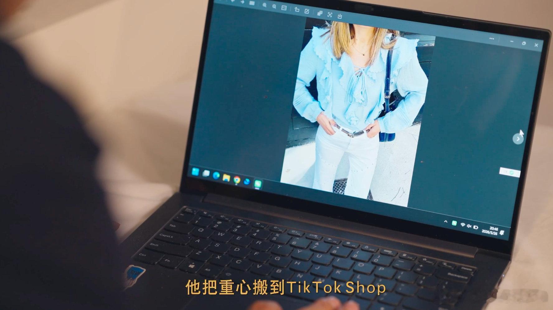 00后女生把牛仔裤卖到全球 广州成熟服装供应链半日便可完成成衣制作。年轻人借助T