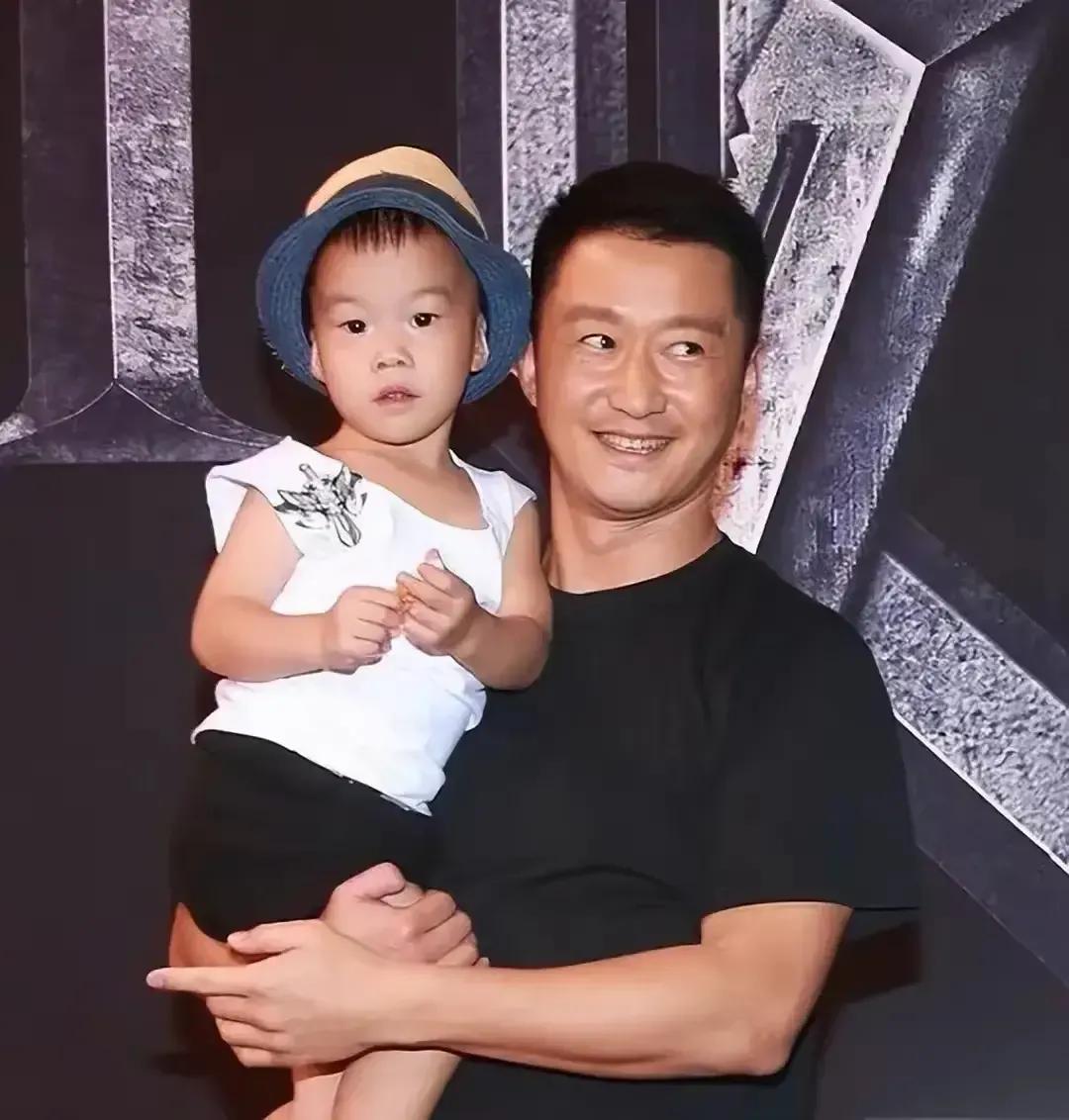 说他没有爸爸帅气也好，说他没有妈妈好看也罢，他确实没有遗传上爸妈的高颜值……