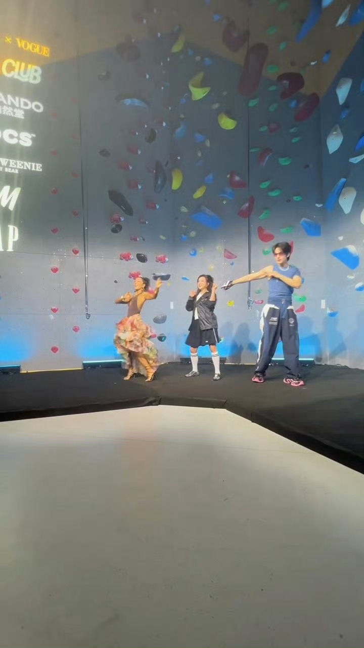 用广播体操的方式做帕梅拉🧘当活力满满的广播体操遇上暴汗帕梅拉，竟然意外合拍!魔