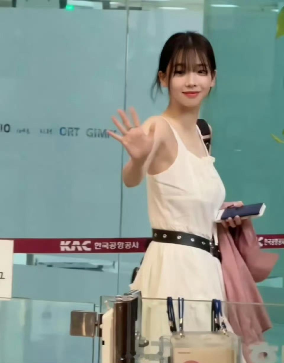 此女是如何做到胸又大 背又薄手臂细的？ 