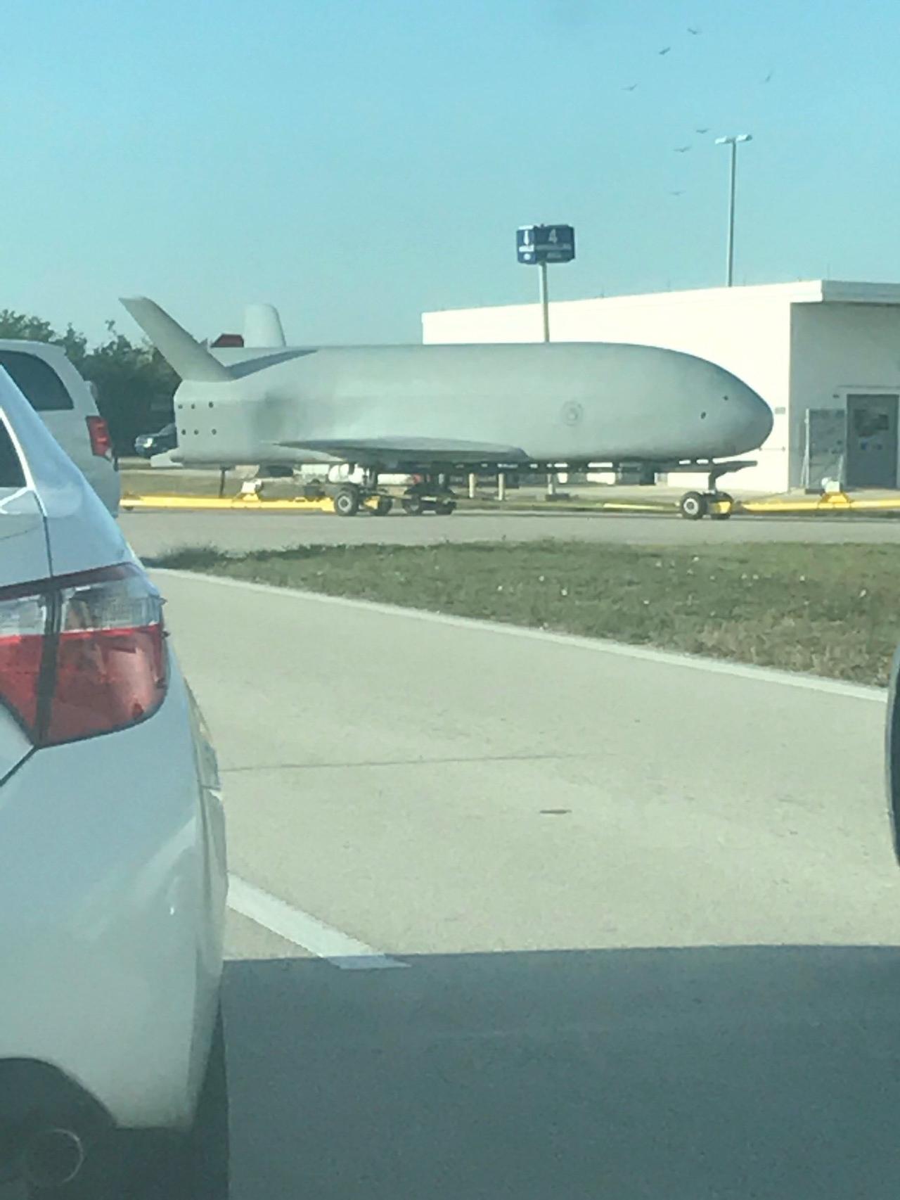 X-37B航天飞机静置于肯尼迪航天中心。
X-37B——美国轨道可重复使用无人航