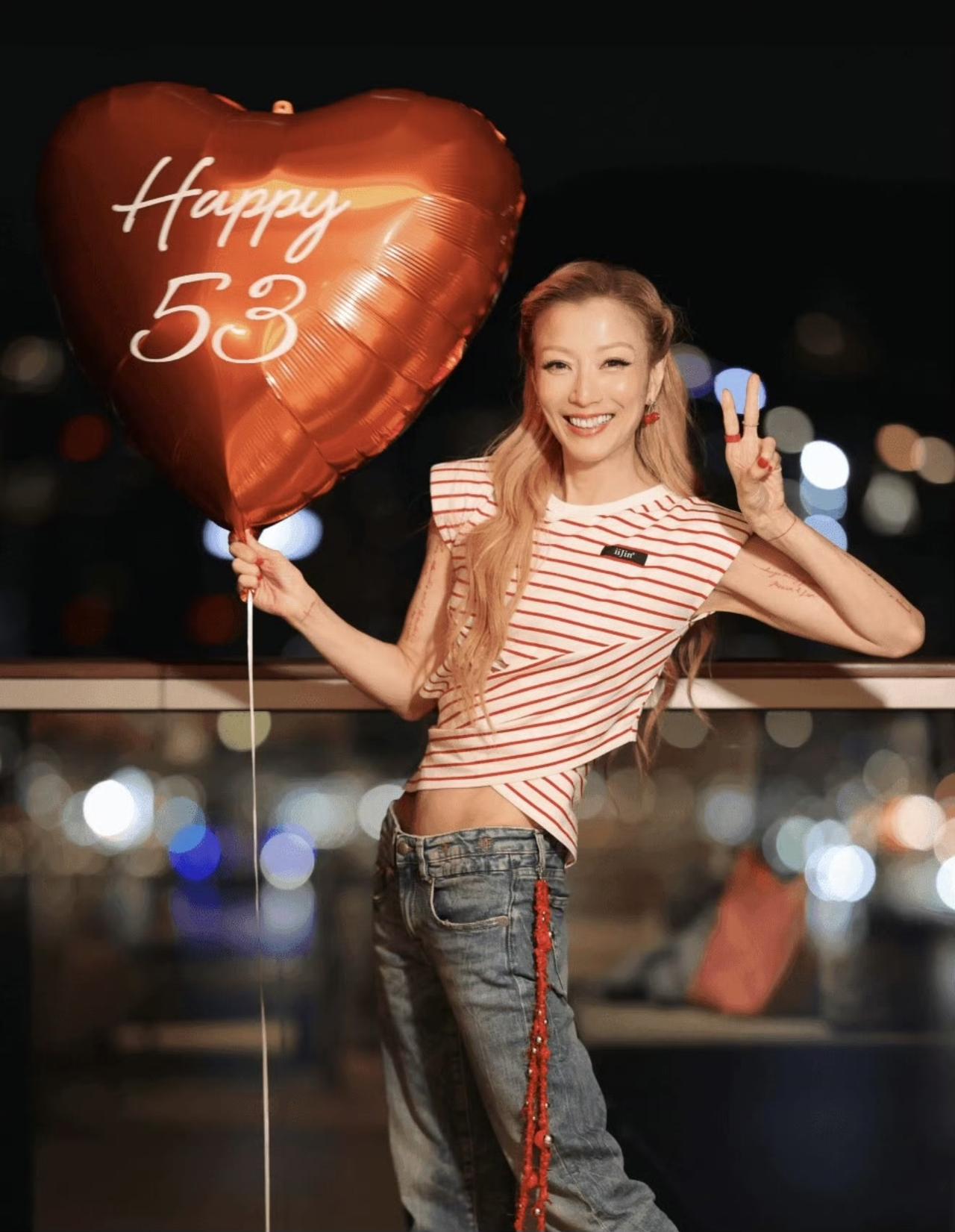 她是香港最后一位天后，是被称为“梅艳芳接班人”的百变天后；她是为数不多能单扛电影