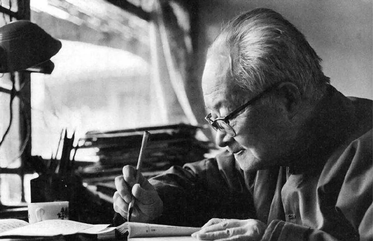 沈从文带九妹离开湘西十一年，归故乡却精神失常，晚年见外甥为何倍感悲哀？
1921