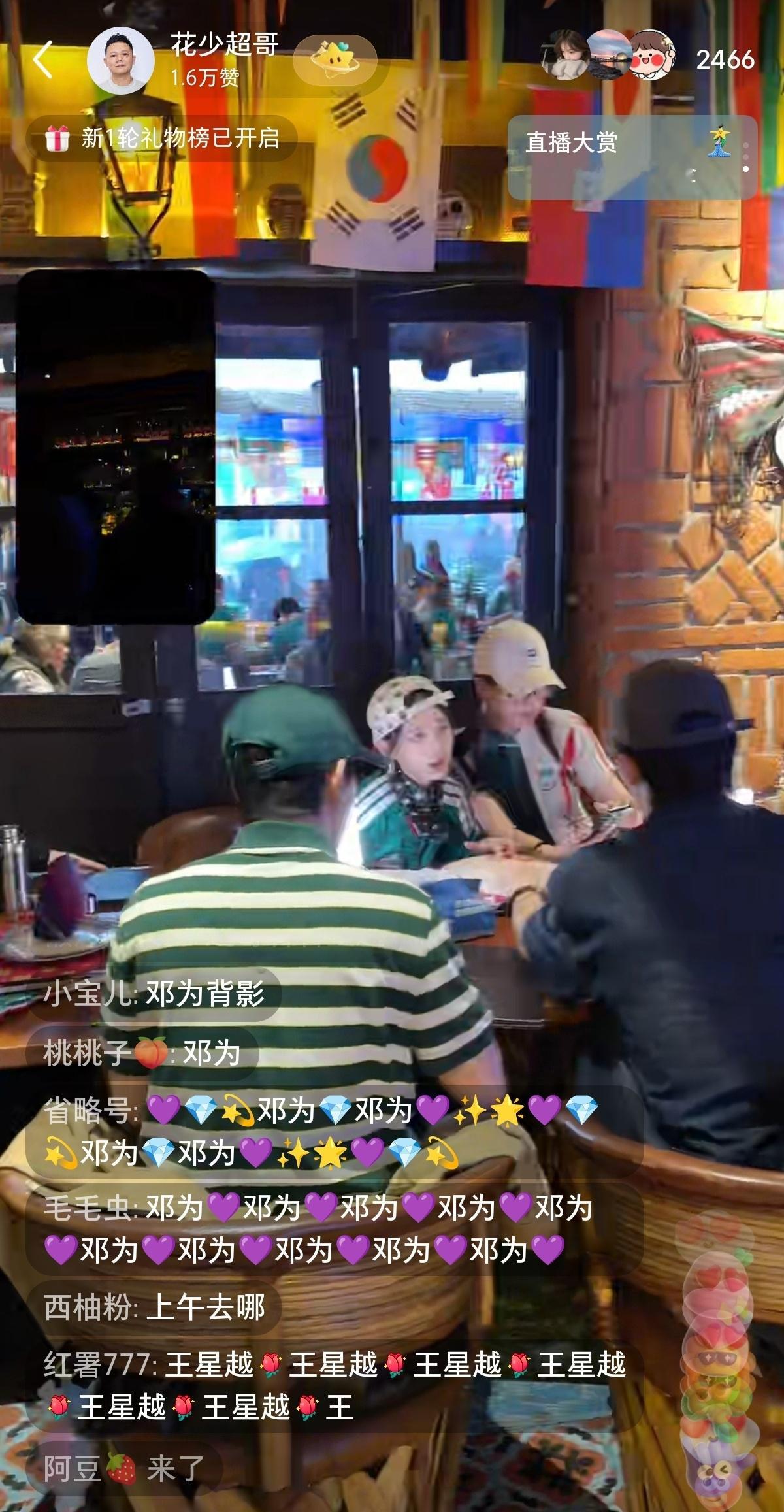 我一眼就看到了我哥哥优越的大宽肩 