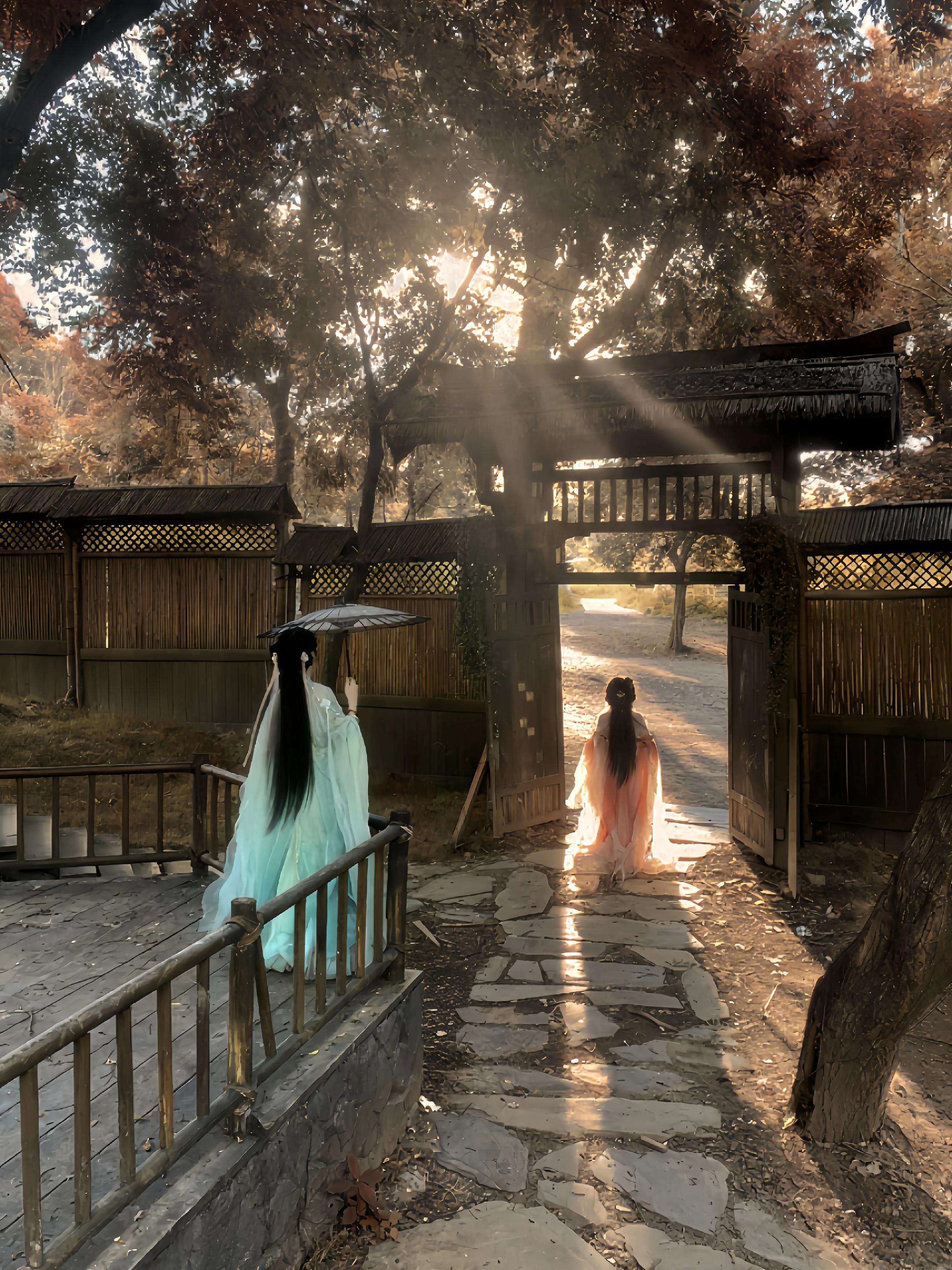 “红尘客栈风似刀，骤雨落宿命敲”