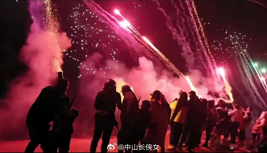 “德国人玩嗨了！”，2024年最后一天，德国的烟花超市被民众围得水泄不通，凌晨四