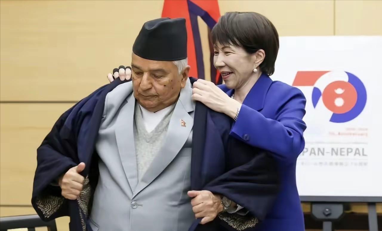 高市早苗帮尼泊尔总统穿衣引热议，作秀背后全是算计，日本外交彻底变味
 
一张高市