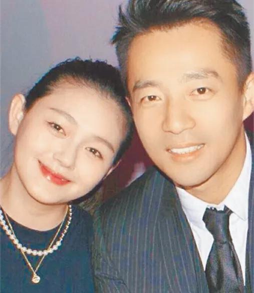 一次节目，大曲线问汪小菲：“我和你ma掉河里，你救谁？”汪小菲直言：“救我ma。