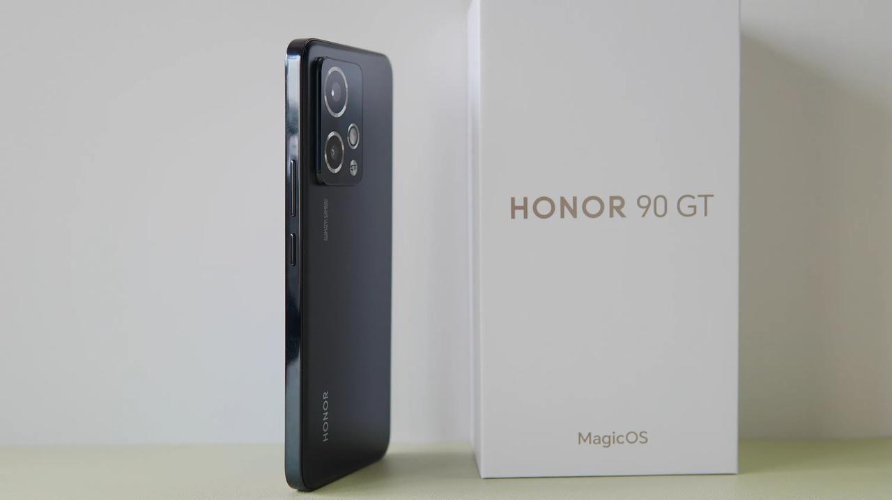 直屏荣耀90 GT，磨砂后盖和亮面边框，手感超棒！
现在曲面屏手机好多，直屏手机