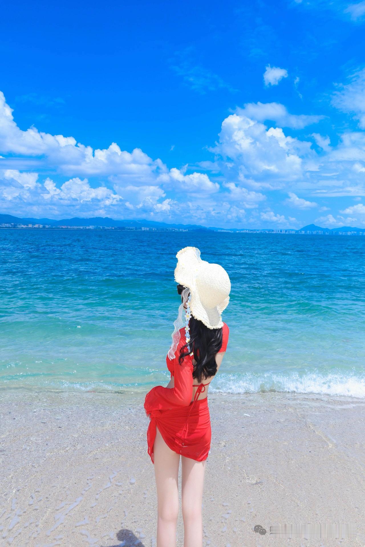海天一色
登高望山海，满目悲古昔。
落霞与孤鹜齐飞，秋水共长天一色。
天光与海色