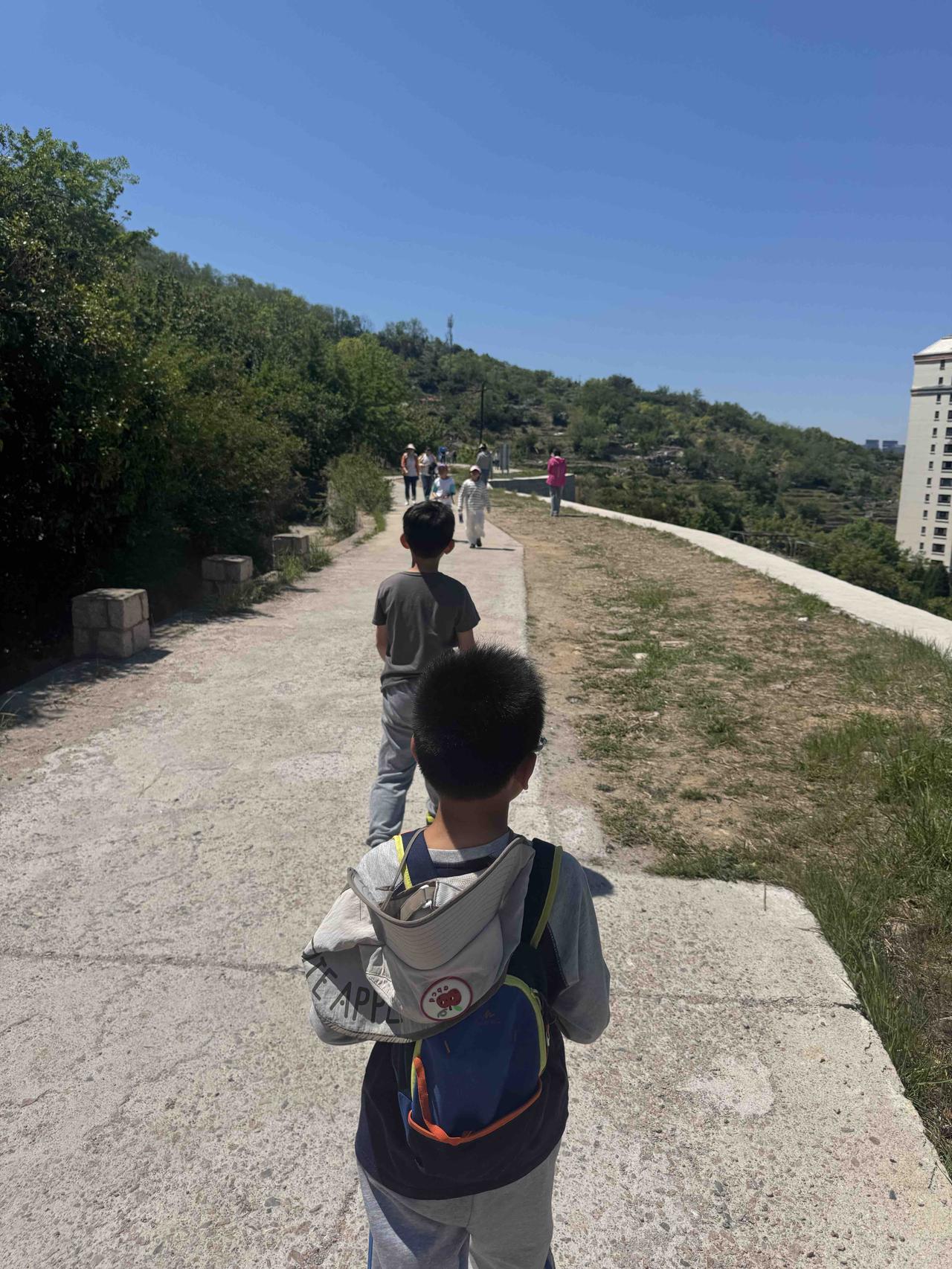 一路陪伴家人，悠闲漫步，身心舒畅格外开心。
坚持户外锻炼，强身健体，身体硬朗，精