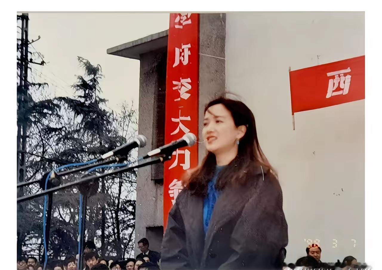 痛点：你是否厌倦了千篇一律的“主角光环”？
我们潜意识里都在寻找真正的“美”，那