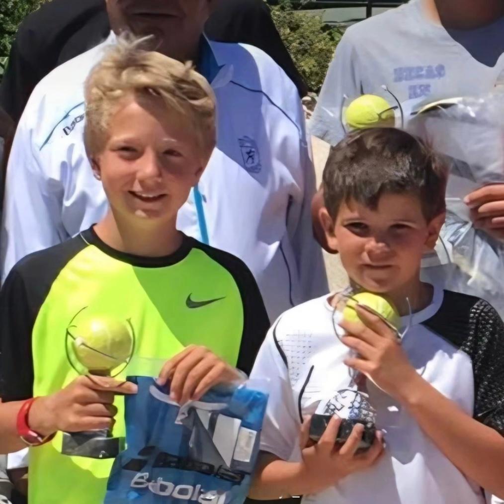 猜猜我是谁 婴儿肥时期两位就一起打比赛了，看看以后有没有机会写一些更好的故事。a