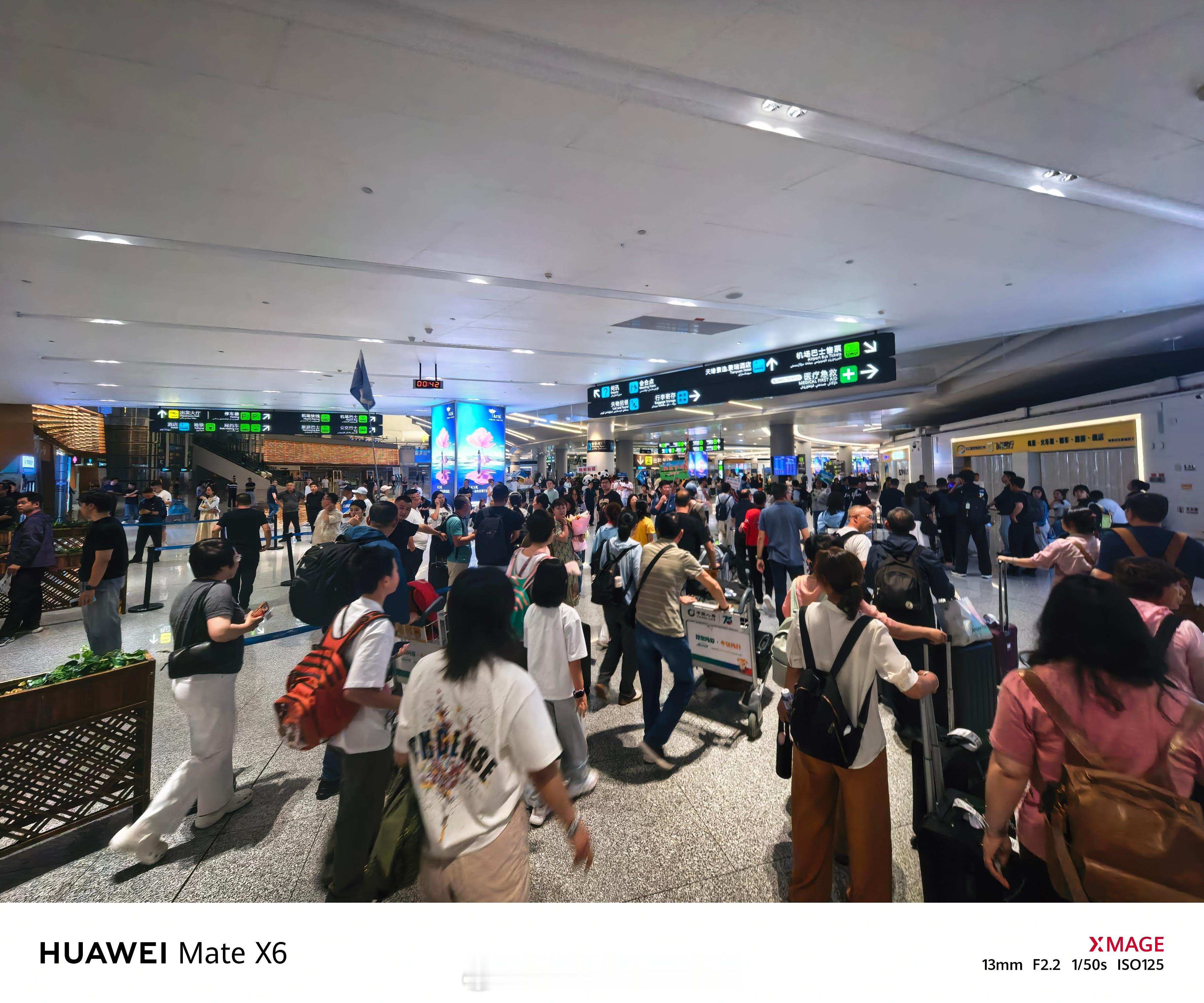 新疆开启旅游旺季，这点的乌鲁木齐机场，乌泱乌泱的游客…