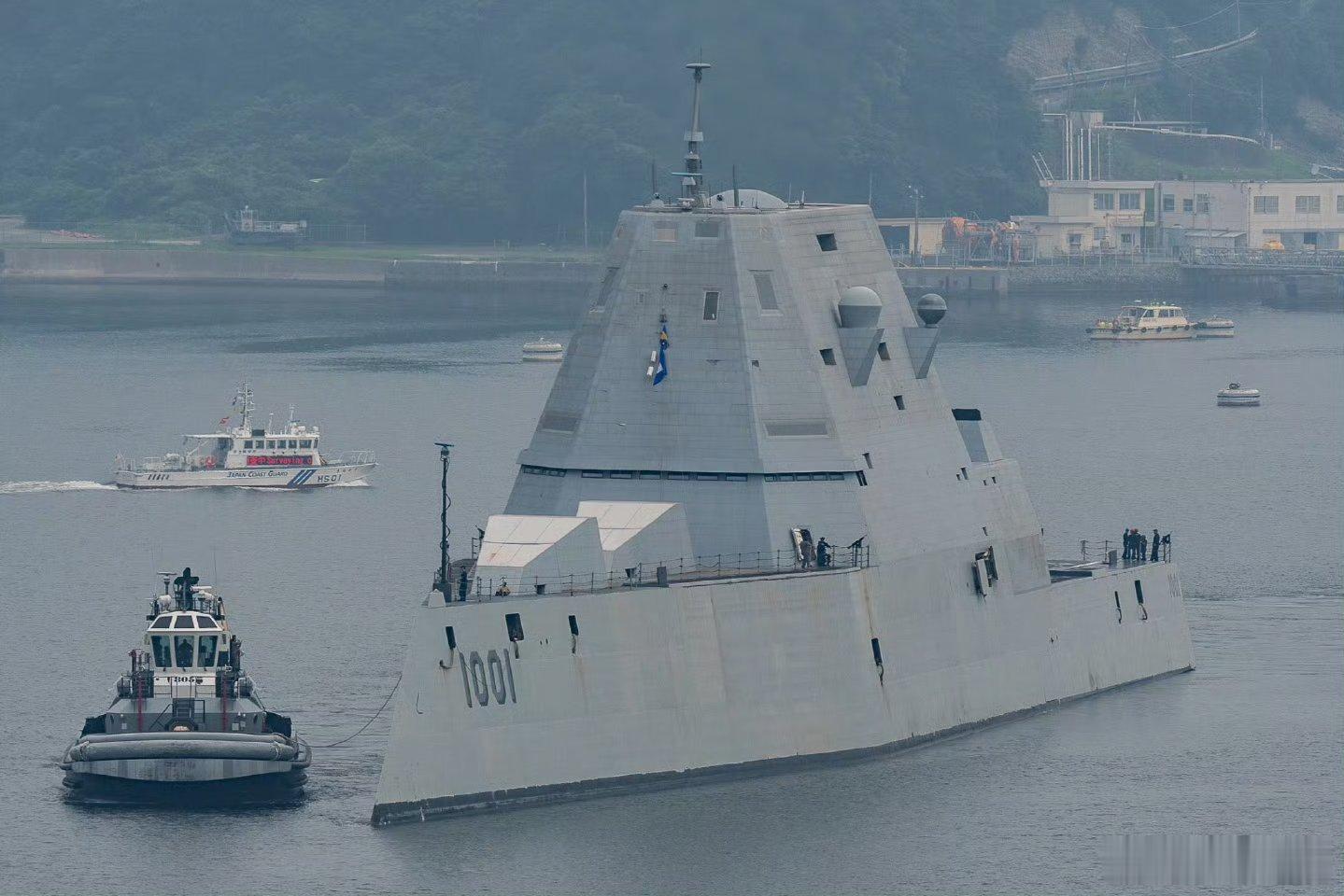 7月7号，美国海军朱姆沃尔特级驱逐舰迈克尔·蒙苏尔号(DDG-1001)抵达日本