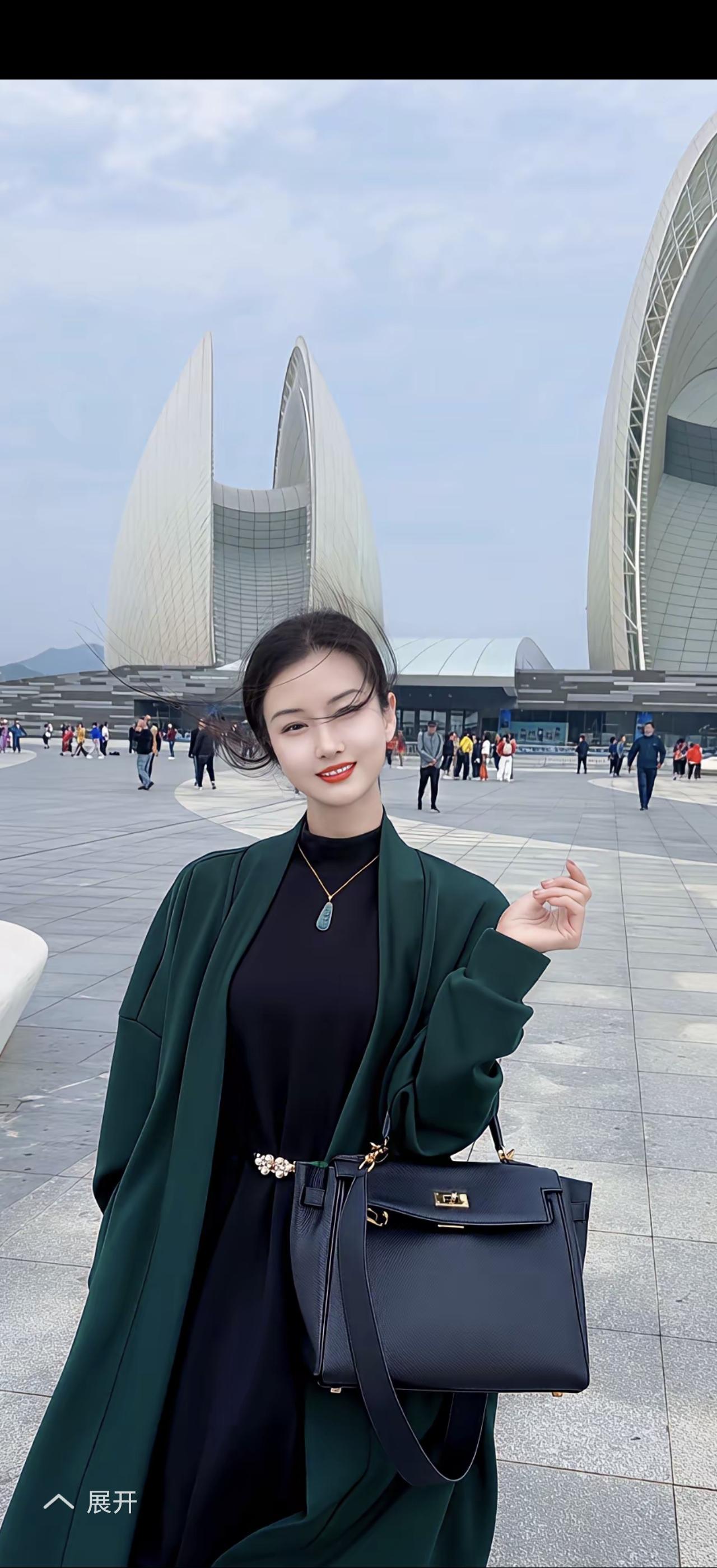 在厦门双子塔前，优雅穿搭，自信微笑
