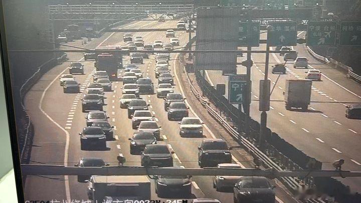 杭州这几条高速返程时可能拥堵 今天上午，杭州公安交警统计，春节假期已过半，杭州辖
