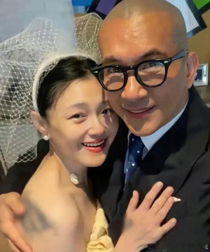 桂哥评：不是很懂娱乐圈，但是，当初疯狂夸赞具俊烨，也就是卤蛋光头是深情好男人，放