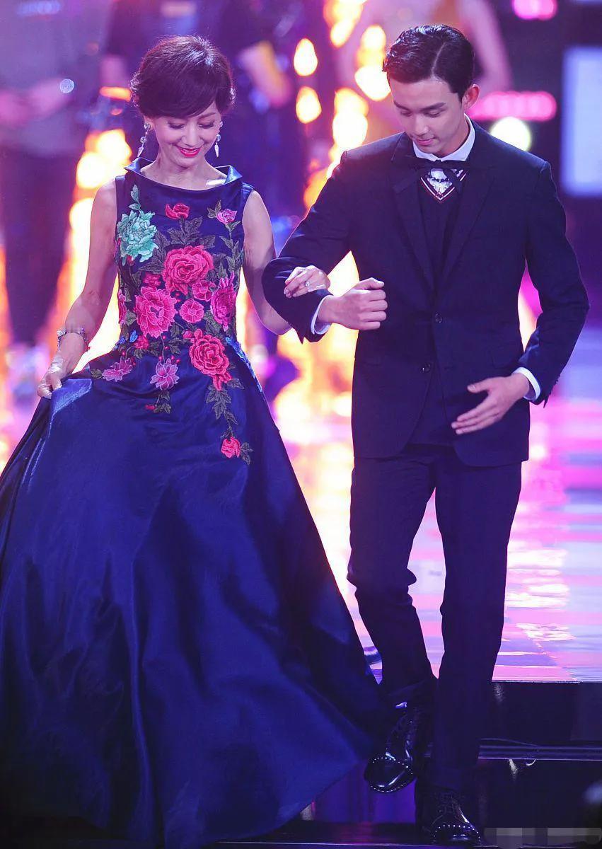 赵雅芝和吴磊，一起出席活动的生图，虽然有了岁月的痕迹，但是这个年纪，还能有这样的