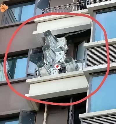 “震惊！”安徽，一男子出差回家，感到家里闷热，连忙推开窗户，突然，看见对面住户的