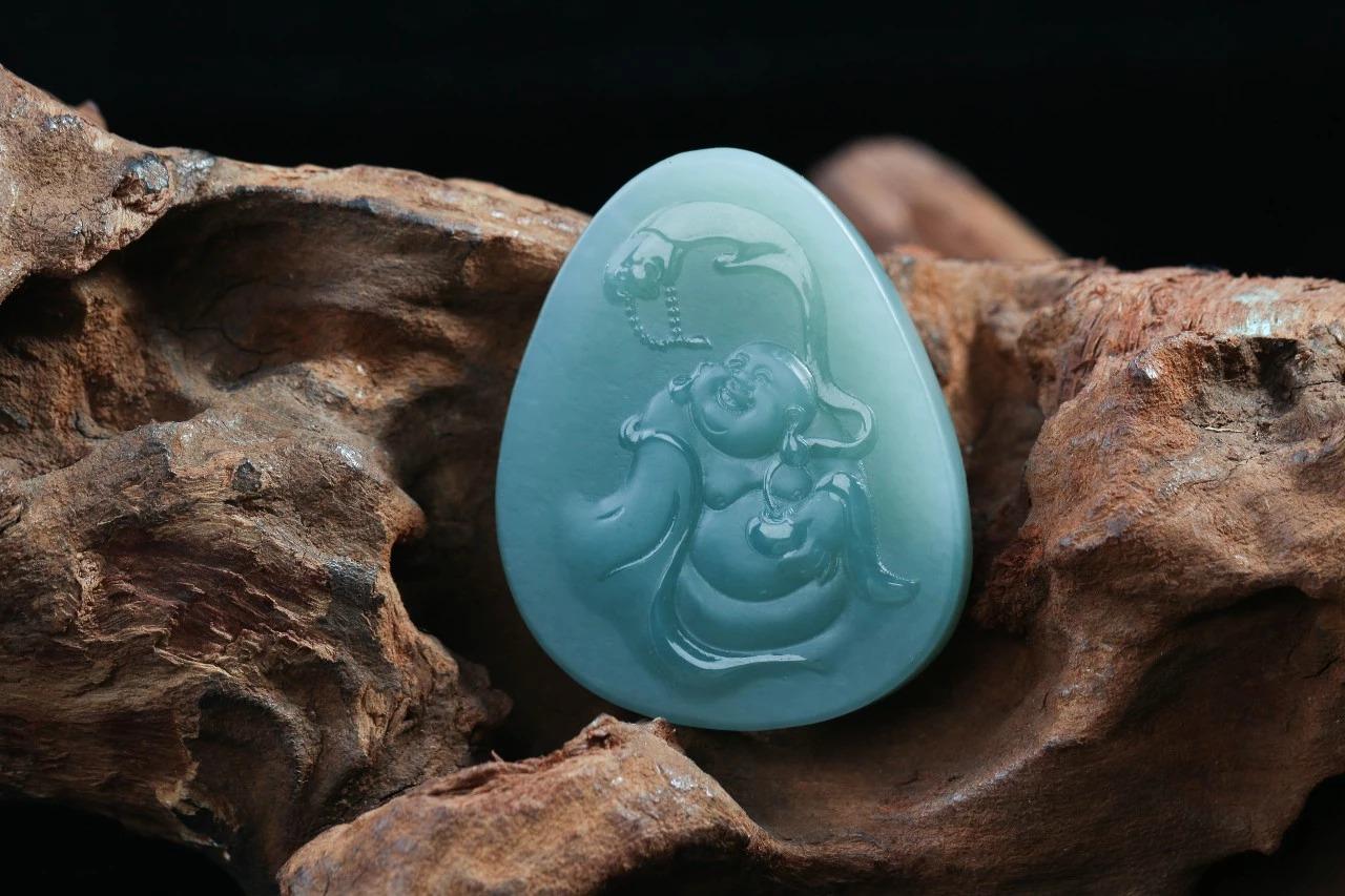 蓝色和田玉并非营销噱头，而是有明确成因与实物依据的稀有品类。从科学角度看，天然蓝