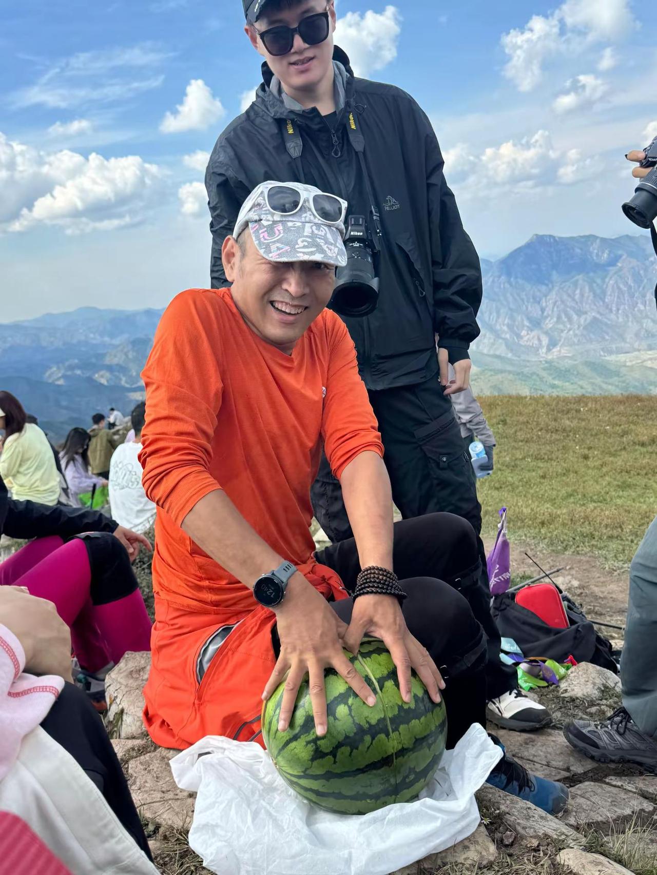🍉甜的。山顶西瓜的含金量 北京徒步搭子户外的乐趣 山上的风景