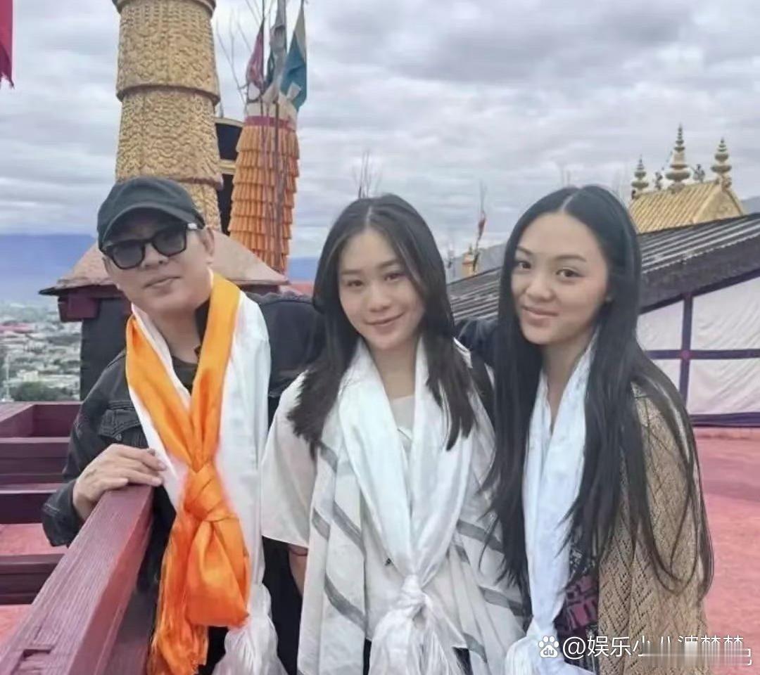 李连杰利智的女儿长相辨识度挺高的，两个看上去相貌随父亲李连杰多一些，身材则随母亲