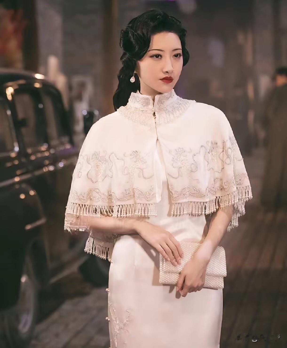 景甜在演艺圈真的是很漂亮的女人，可是这些年的事业却受到诸多的影响和不顺，在影视界
