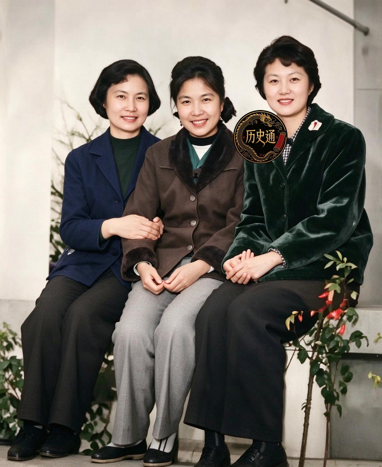 六十年代初的一天，三个年轻女子挤在一起，肩挨着肩，笑得毫无防备。左边是聂荣臻的独