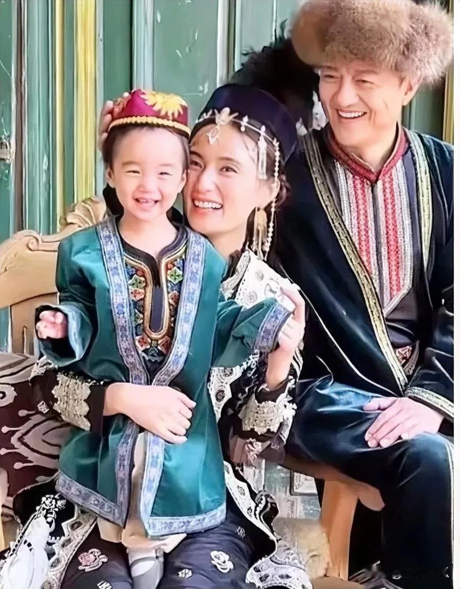 李亚鹏一家三口合照，画面好温馨啊！一家三口齐齐大笑，幸福极了。妻子五官端正，脸型
