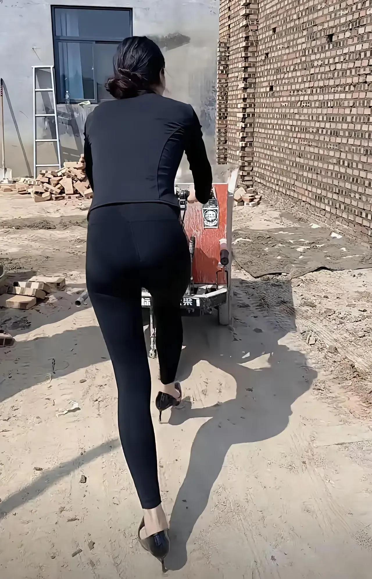 这身打扮在工地干活，这让别人还怎么专心干活？