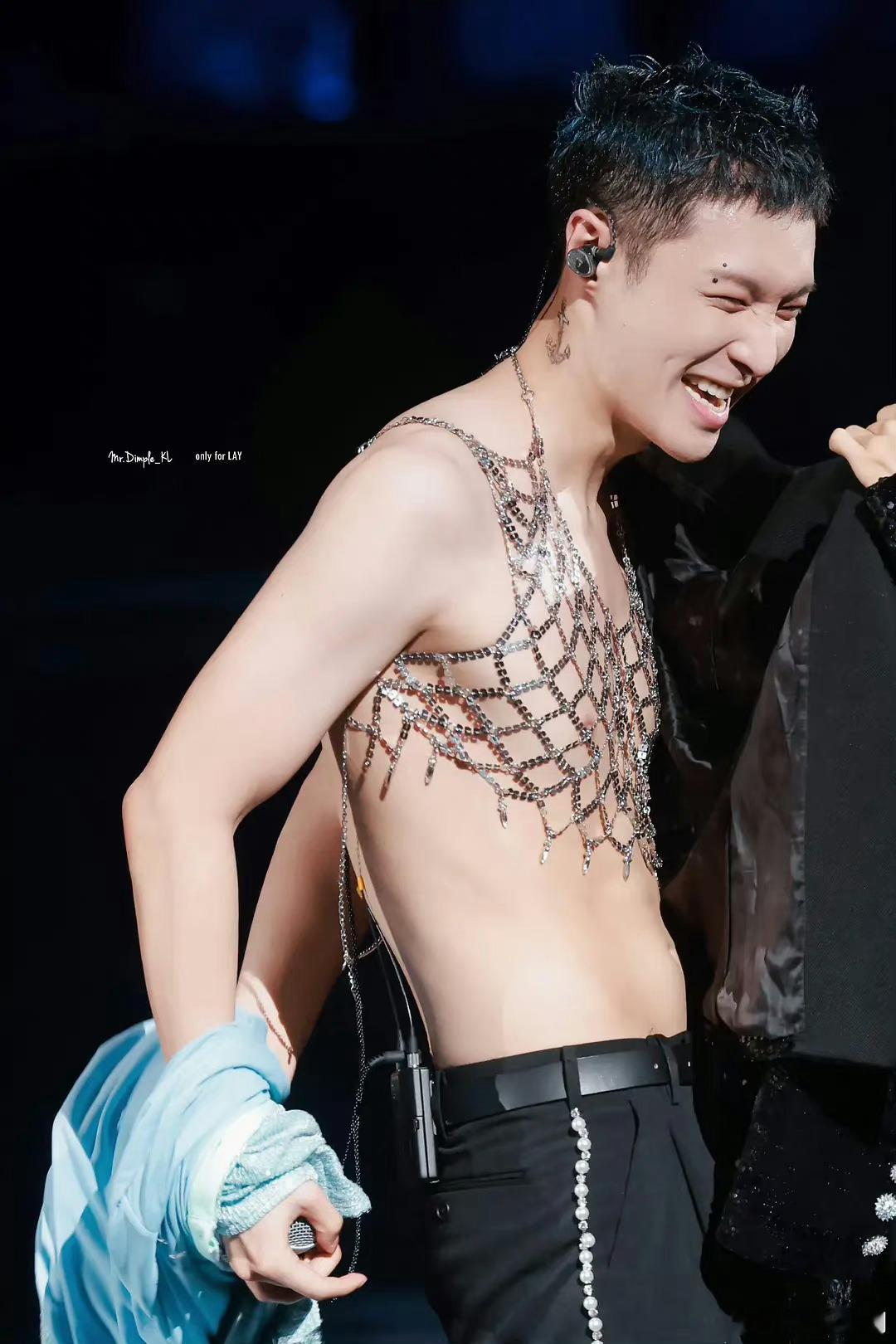 有点不理解张艺兴这到底是在露什么呀？ ​​​