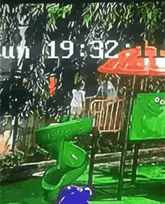 太危险了，小男孩在滑梯上把小女孩推下去，小女孩头部着地摔到了地面，摔的不轻。
小