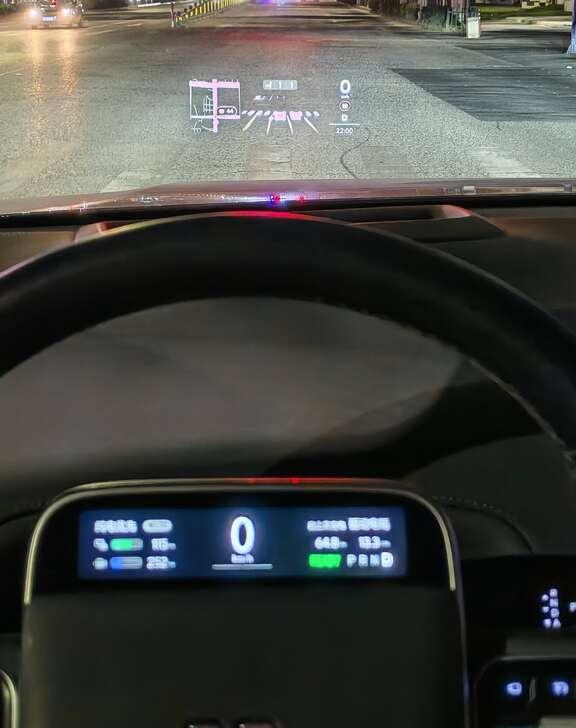 暑假晚上开车出去玩
晚餐后，娃吵着要我们带她出去玩，于是我驾驶理想L8载着孩子前