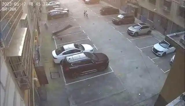 湖南沅江市一小区，一名男童和一名女童随防护窗坠落。有目击者表示，女孩不幸当场身亡