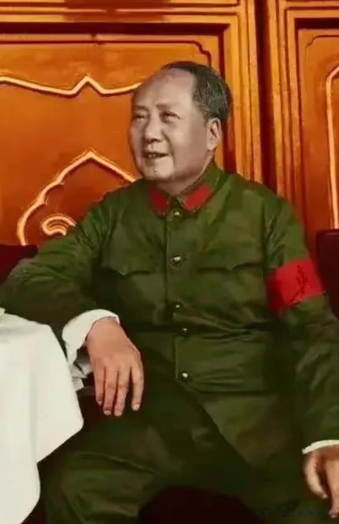 毛泽东是新中国的主要缔造者，伟大的无产阶级革命家。他带领中国人民推翻三座大山，建