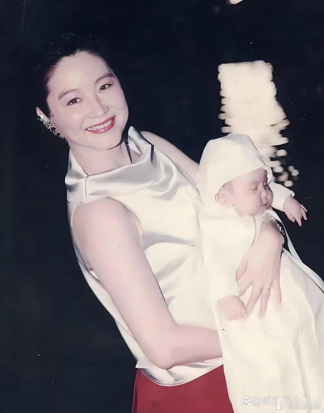 这竟是刚生完二胎的林青霞！状态依旧封神，优雅气质丝毫不减，女神果然从未让人失望～