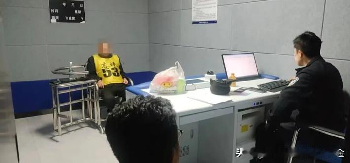 12月3日，四川南充男子蒋某酒后吃霸王餐拒付餐费并与老板争执，被民警传唤时竟扇民