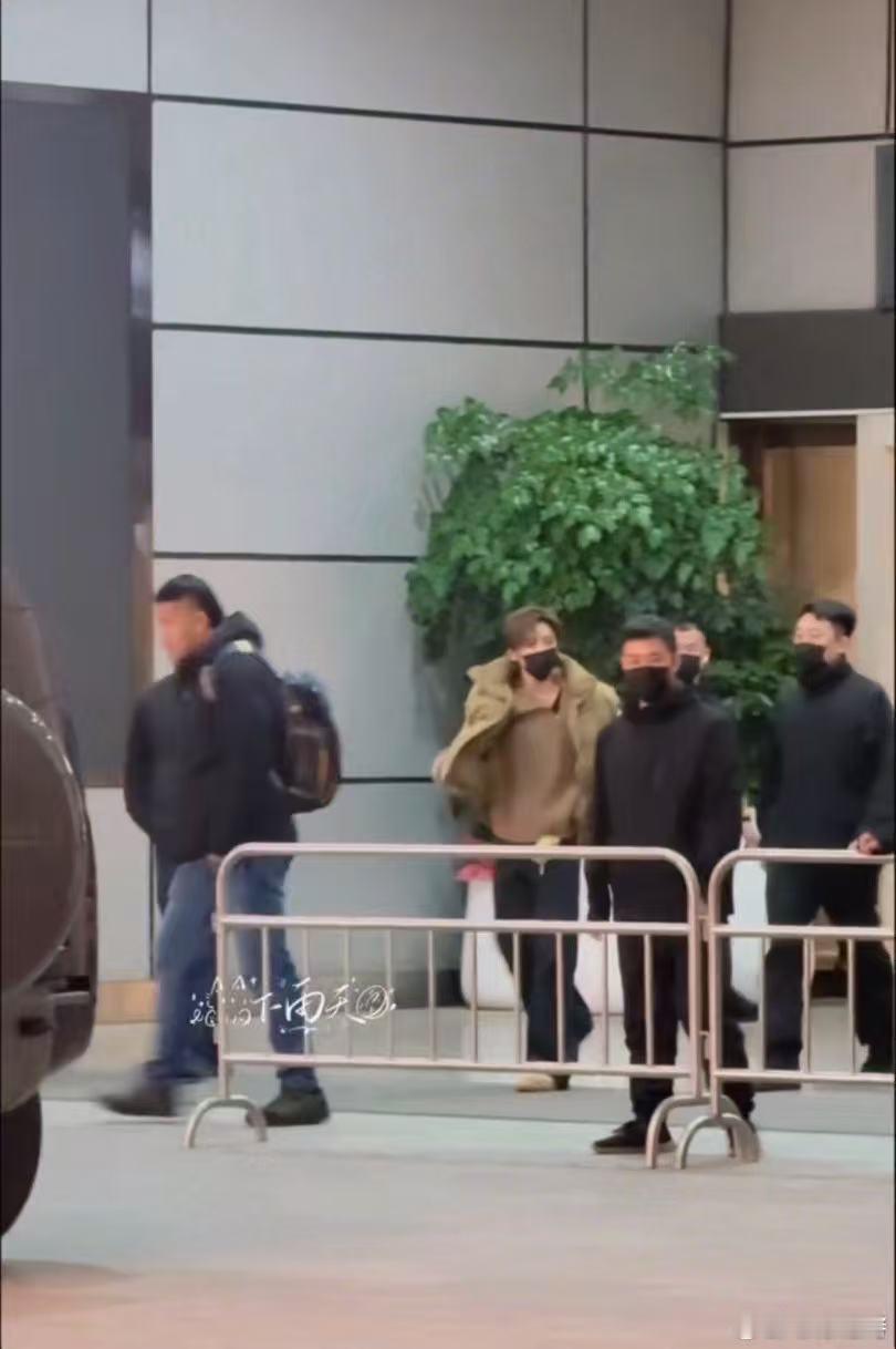 侯明昊假动作溜私生 这个视频简直让我笑出声！明昊的假动作那么流畅，溜私生简直就是