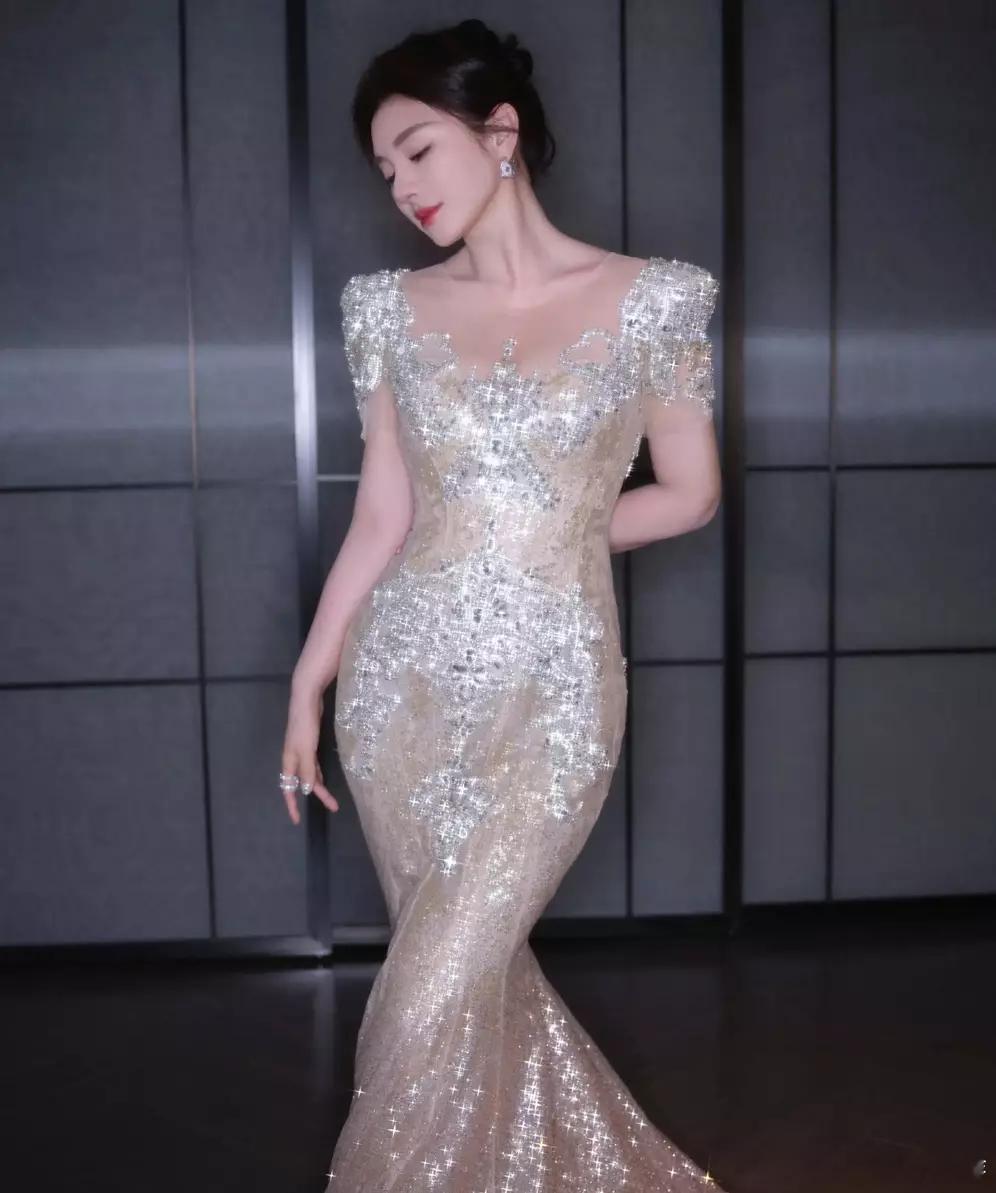 青青娱乐黄奕穿鎏金美裙展现傲人曲线 前凸后翘身姿优雅 