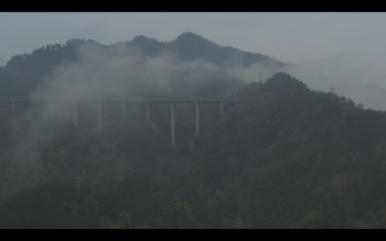 D2：坐公交船，穷游三峡。今天早上到野三关镇。
火车从海拔不足百米的宜昌驶来，短