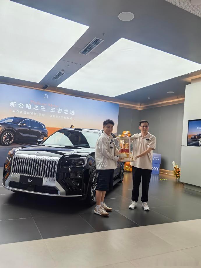 世乒赛12连冠的庆功礼，王皓回国的第一份选择，是极氪8X。 刚带队拿下伦敦世乒赛