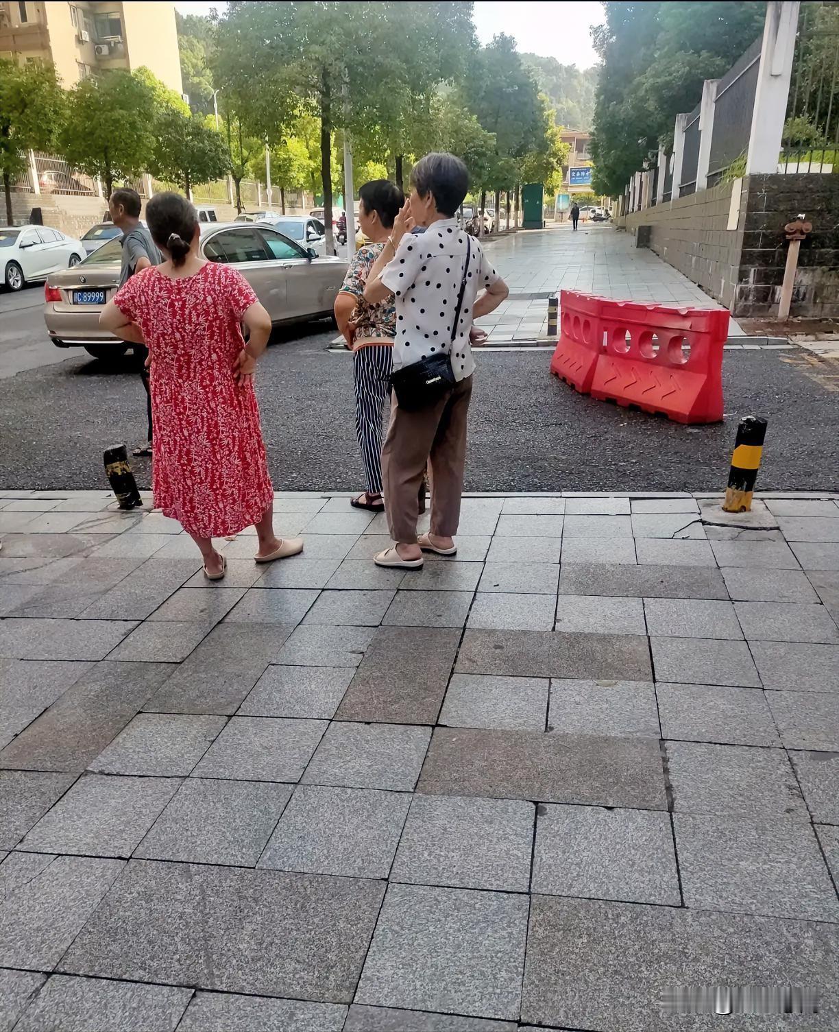 “凡是人群聚集的地方，无非就三个话题——拐弯抹角炫耀自己，添油加醋贬低别人，相互