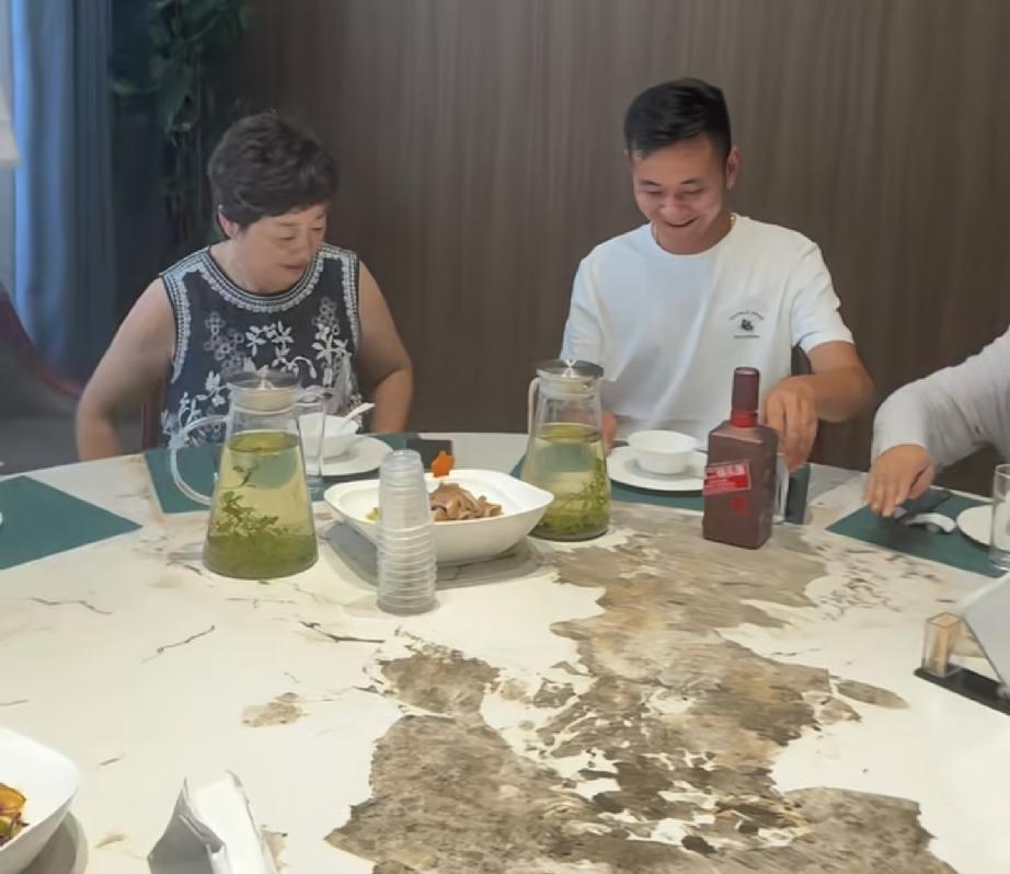 厉怀远一家人吃饭
金牌翻译喊了一声大娘  厉爸回复把人笑翻
金牌翻译女朋友没到场