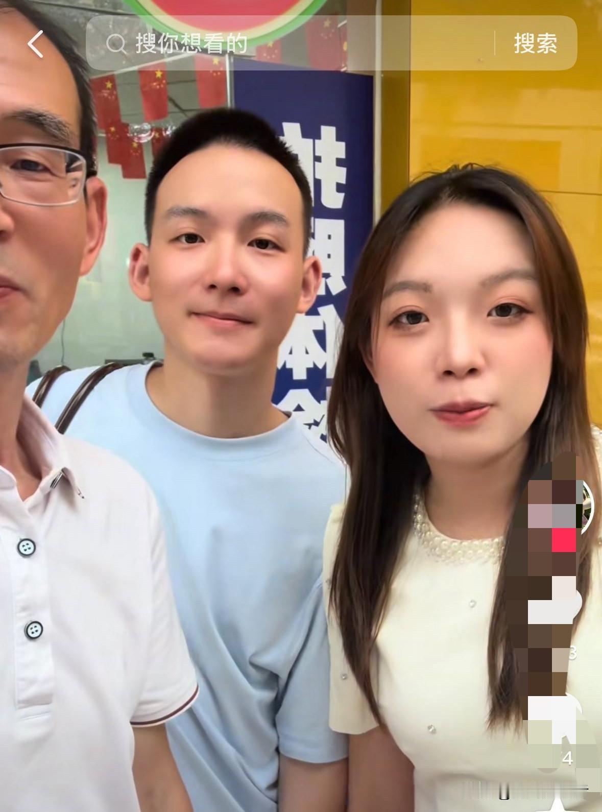 今天下午，谢浩男大妹更新了视频。在视频里，谢浩男大妹兴奋地说，“今天爸爸和哥哥陪